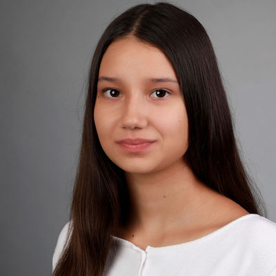 Professionelles Bewerbungsfoto mit grauem Hintergrund für moderne Bewerbungsunterlagen