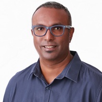 Bewerbungsfoto mit hellem Hintergrund für einen freundlichen und kompetenten Eindruck