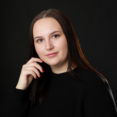 Elegantes Bewerbungsfoto mit schwarzem Hintergrund für einen hochwertigen Auftritt