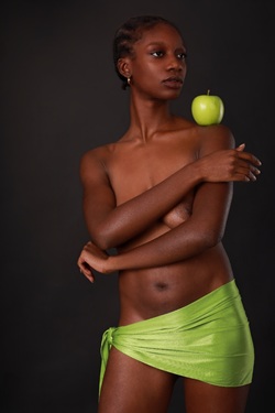 Kunstvoller Akt in Low-Key-Belichtung zur Betonung der weiblichen Silhouette