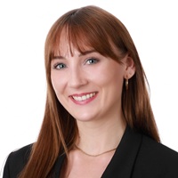 Modernes Bewerbungsfoto im Fotostudio mit neutralem Hintergrund für den Lebenslauf