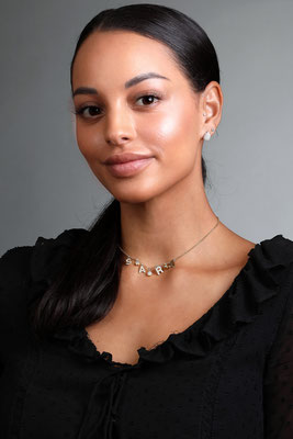 Natürliches Portraitfoto einer Frau im professionellen Fotostudio